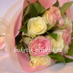 Букет из розовых и белых роз