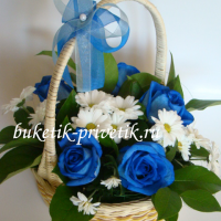 Корзинка с синими розами