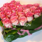 Сердце из розовых роз