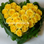 Сердце из желтых роз