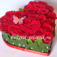 Композиция из 25 алых роз "Сердце"