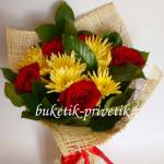 Букет из красных роз и желтых хризантем